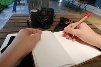 Escrevendo com lápis em um caderno