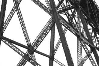 Estrutura metálica em preto e branco, olhando da perspectiva de baixo
