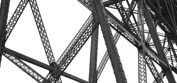 Estrutura metálica em preto e branco, olhando da perspectiva de baixo