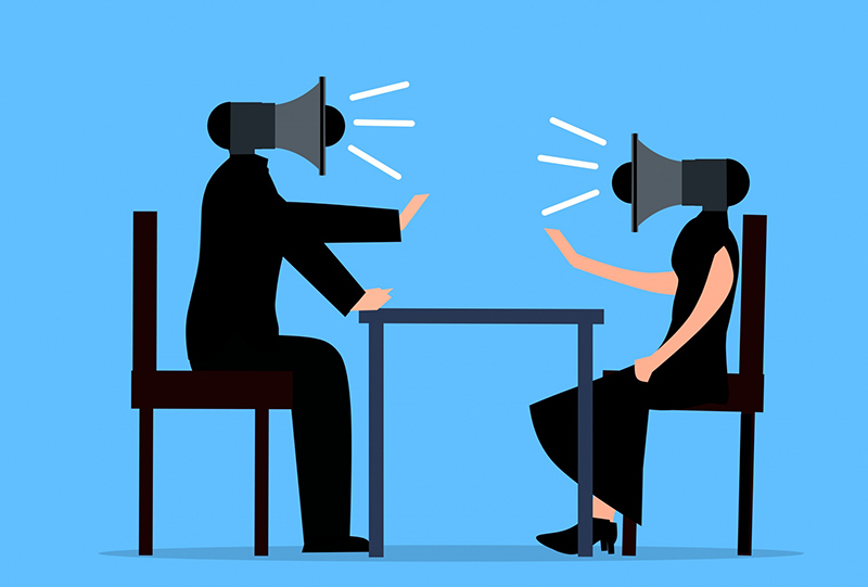 Ilustração de duas pessoas dicutindo numa mesa onde no lugar da cabeça está um megafone