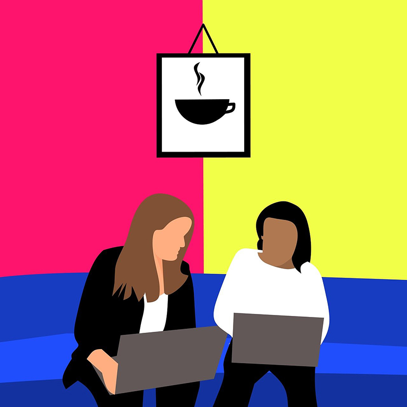 Ilustração com duas mulheres sentadas e com um notebook no colo conversando. A imagem é divida ao meio com cada lado da parede de uma cor diferente.