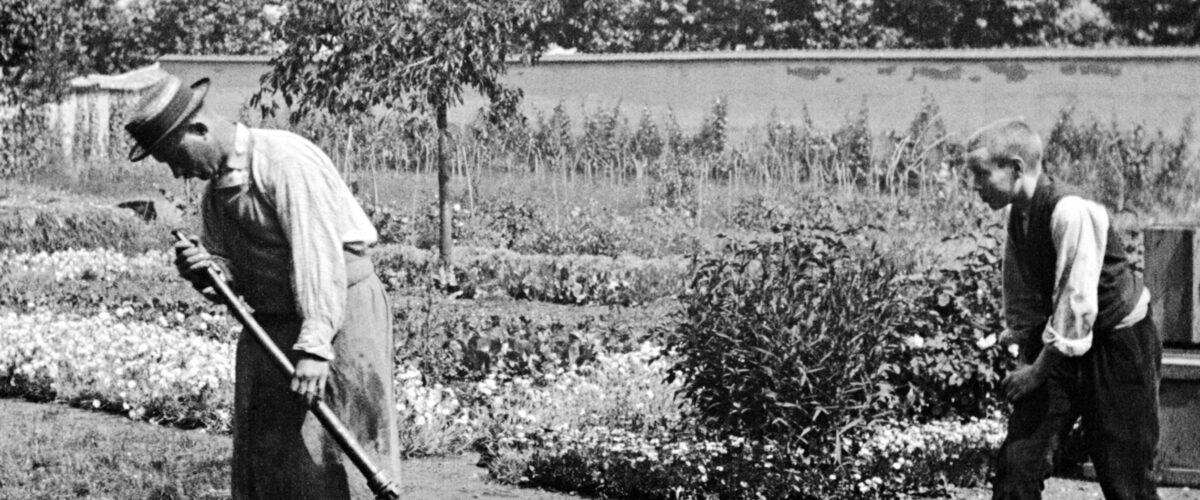 Cena do filme L'Arroseur Arrosé, de Georges Meliérs, gravado em 1896. Trata de uma adaptação da HQ Arrosage public. Na cena, uma homem observa uma mangueira sem sair água e atrás um menino pisa na mangueira interrompendo o fluxo.