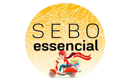 Logo do Sebo Essencial com uma ilustração de uma moça de moto e cachecol esvoaçante.