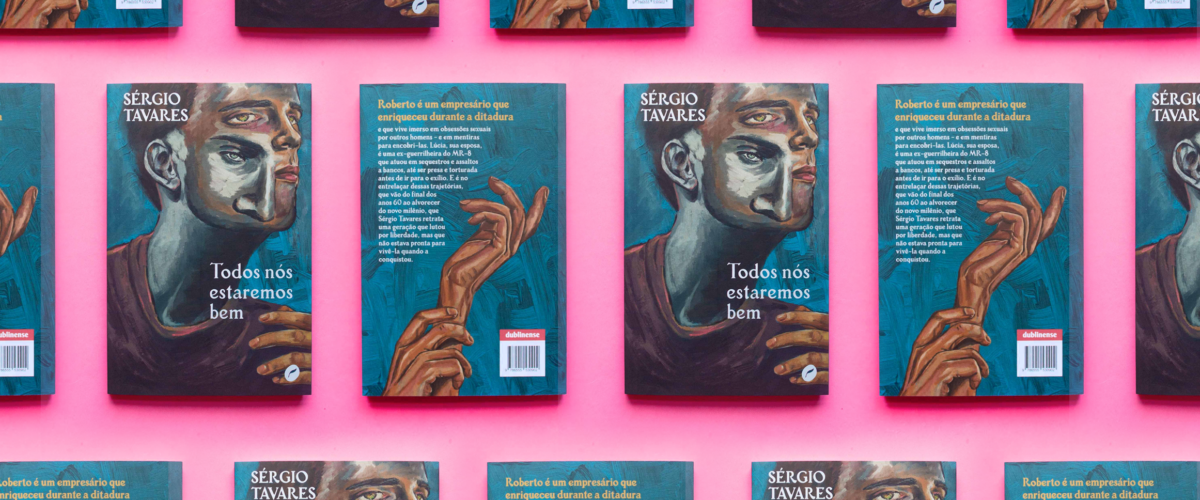 Várias capas do livro Todos nós estaremos bem, em frente e verso, em um fundo rosa.
