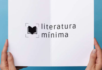 Imagem azul no fundo com duas mãos humanas segurando um livro aberto e no centro o logotipo "Literatura Mínima"