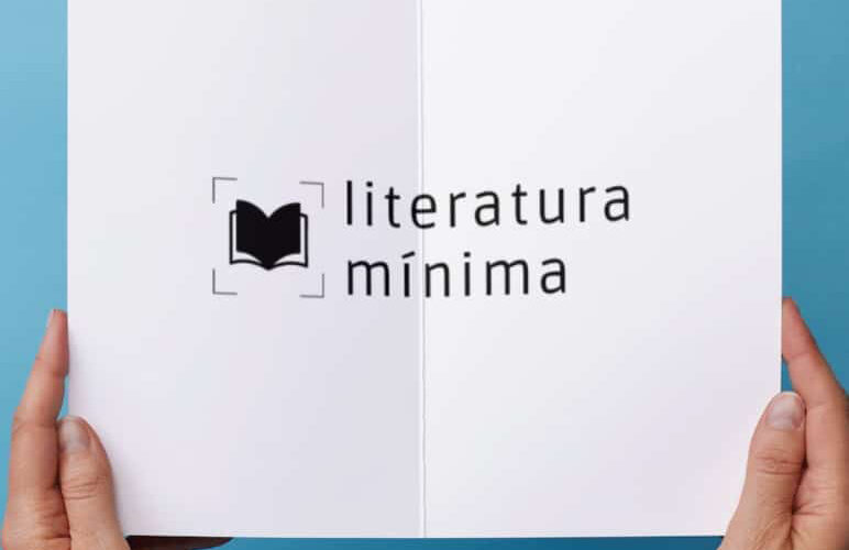 Imagem azul no fundo com duas mãos humanas segurando um livro aberto e no centro o logotipo "Literatura Mínima"