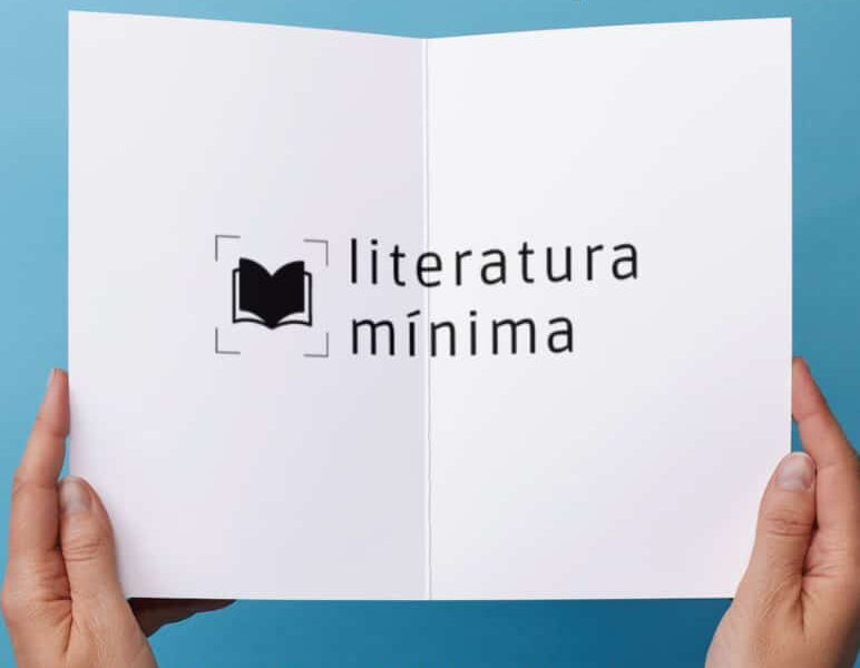 Imagem azul no fundo com duas mãos humanas segurando um livro aberto e no centro o logotipo "Literatura Mínima"